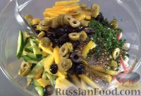 Фото приготовления рецепта: Салат с крабовыми палочками, овощами и хурмой (без майонеза) - шаг №9