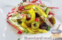 Фото приготовления рецепта: Салат с крабовыми палочками, овощами и хурмой (без майонеза) - шаг №10