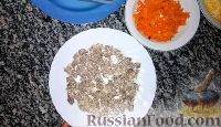 Фото приготовления рецепта: Слоеный салат "Мой генерал" с говядиной и свёклой - шаг №4