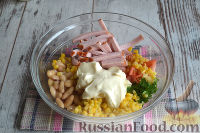 Фото приготовления рецепта: Салат с фасолью и копченым мясом - шаг №8