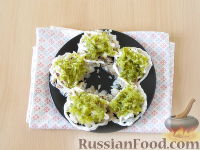 Фото приготовления рецепта: Рыбный слоеный салат "Ромашка" - шаг №4