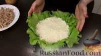 Фото приготовления рецепта: Слоеный салат "Норвежский роман" с консервированной горбушей - шаг №10
