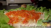 Фото приготовления рецепта: Слоеный салат "Норвежский роман" с консервированной горбушей - шаг №13