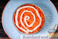 Фото приготовления рецепта: Французский слоеный салат с яблоком, морковью и яйцами - шаг №9