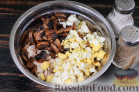 Фото приготовления рецепта: Салат с курицей и грибами (в тарталетках) - шаг №5