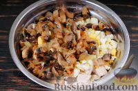 Фото приготовления рецепта: Салат "Ёлка" с курицей, грибами и кукурузой - шаг №6