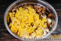 Фото приготовления рецепта: Салат "Ёлка" с курицей, грибами и кукурузой - шаг №7