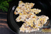 Фото приготовления рецепта: Салат "Ёлка" с курицей, грибами и кукурузой - шаг №9