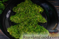 Фото приготовления рецепта: Салат "Ёлка" с курицей, грибами и кукурузой - шаг №10