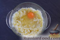Фото приготовления рецепта: Салат с фасолью, ветчиной, сыром и сухариками - шаг №8