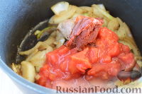 Фото приготовления рецепта: Рыба, тушенная с овощами в сметанном соусе - шаг №10