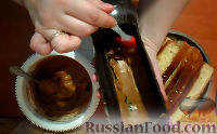 Фото приготовления рецепта: Бисквитный торт со сгущёнкой "Бутылка Кока-Колы" - шаг №12