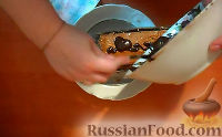 Фото приготовления рецепта: Бисквитный торт со сгущёнкой "Бутылка Кока-Колы" - шаг №14