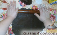 Фото приготовления рецепта: Шоколадное песочное печенье "Ёлочки" с глазурью - шаг №6