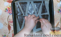 Фото приготовления рецепта: Шоколадное песочное печенье "Ёлочки" с глазурью - шаг №9