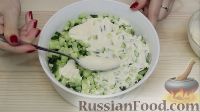 Фото приготовления рецепта: Слоеный салат с грибами, курицей и картошкой фри - шаг №6