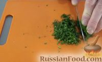 Фото приготовления рецепта: Слоеный салат "Неженка" с крабовыми палочками - шаг №5