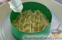 Фото приготовления рецепта: Слоеный салат "Неженка" с крабовыми палочками - шаг №6