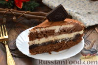 Фото к рецепту: Шоколадный торт с черносливом и сметанным кремом