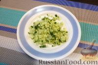 Фото приготовления рецепта: Слоеный салат с красной рыбой - шаг №3