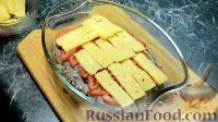 Фото приготовления рецепта: Сосиски в слоёном тесте, с сыром и жареным луком - шаг №5