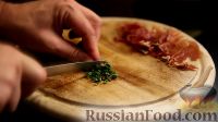 Фото приготовления рецепта: Салат с дыней, прошутто и мятой - шаг №4