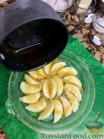 Фото приготовления рецепта: Нежнейший яблочно-карамельный пирог - шаг №5