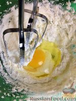 Фото приготовления рецепта: Нежнейший яблочно-карамельный пирог - шаг №7