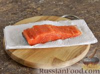 Фото приготовления рецепта: Малосольная красная рыба, со свеклой и имбирем - шаг №2