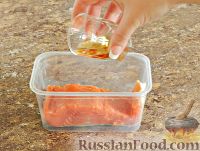 Фото приготовления рецепта: Малосольная красная рыба, со свеклой и имбирем - шаг №4
