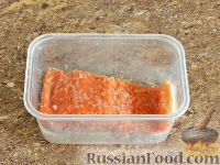 Фото приготовления рецепта: Малосольная красная рыба, со свеклой и имбирем - шаг №5