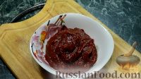 Фото приготовления рецепта: Запечённая курица, фаршированная яблоками, в томатно-медовом соусе-маринаде - шаг №3