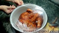 Фото приготовления рецепта: Запечённая курица, фаршированная яблоками, в томатно-медовом соусе-маринаде - шаг №5