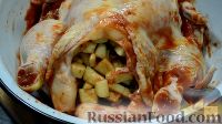 Фото приготовления рецепта: Запечённая курица, фаршированная яблоками, в томатно-медовом соусе-маринаде - шаг №8