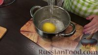 Фото приготовления рецепта: Рулет с черносливом и орехами, в медовой корочке - шаг №4