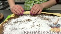 Фото приготовления рецепта: Рулет с черносливом и орехами, в медовой корочке - шаг №21