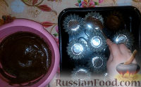 Фото приготовления рецепта: Шоколадные кексы с кремом "Пломбир" - шаг №6
