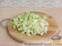 Фото приготовления рецепта: Салат с копченой курицей и яблоком - шаг №3