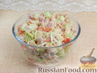 Фото приготовления рецепта: Салат с копченой курицей и яблоком - шаг №9