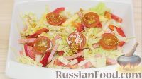 Фото приготовления рецепта: Салат с колбасой и сыром (без майонеза) - шаг №4