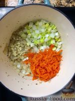 Фото приготовления рецепта: Овощной суп-пюре с перловой крупой, луком-пореем и шампиньонами - шаг №7