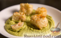 Фото к рецепту: Картофельные крокеты с лососем и сливочным кремом из зелёного горошка