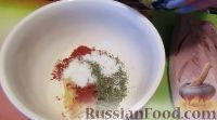 Фото приготовления рецепта: Запеченная скумбрия с чесноком и паприкой - шаг №4