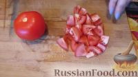 Фото приготовления рецепта: Салат с тунцом, пекинской капустой и помидорами - шаг №3