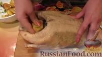 Фото приготовления рецепта: Утка, фаршированная картофелем и запечённая в духовке - шаг №9