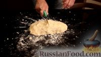 Фото приготовления рецепта: Картофельные крокеты с лососем и сливочным кремом из зелёного горошка - шаг №10