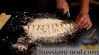Фото приготовления рецепта: Картофельные крокеты с лососем и сливочным кремом из зелёного горошка - шаг №11