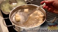 Фото приготовления рецепта: Картофельные крокеты с лососем и сливочным кремом из зелёного горошка - шаг №12