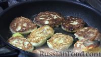 Фото приготовления рецепта: Картофельная запеканка с колбасой и сыром (на сковороде) - шаг №12
