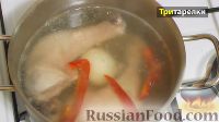 Фото приготовления рецепта: Куриный бульон с лапшой и яйцом - шаг №3